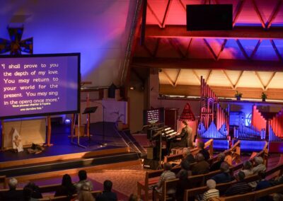 A l'orgue devant l'écran de projection